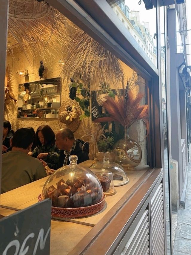  A Breakfast in Paris