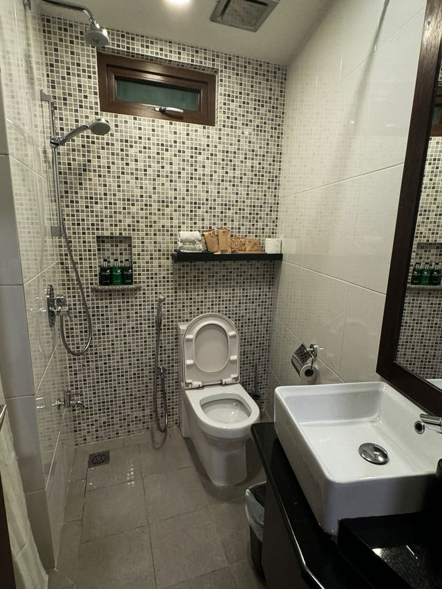 🏢 Decent Transit Hotel