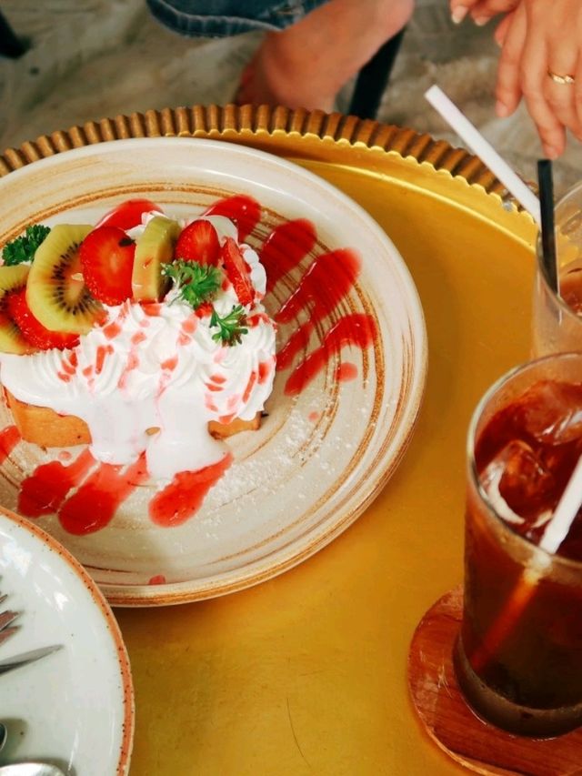 Manga & Hubba : คาเฟ่ริมทะเลบางเสร่