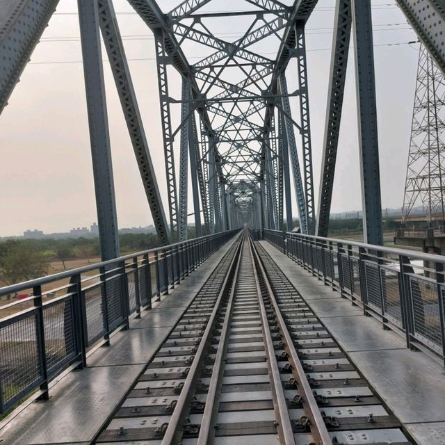 屏東河濱公園 舊鐵橋 運動放風的好地方