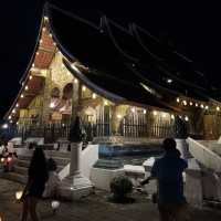 วัดเชียงทองหลวงพระบางในคืนวันออกพรรษา