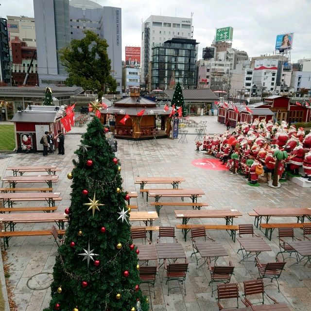 たくさんのサンタクロース！「天神クリスマスマーケット」