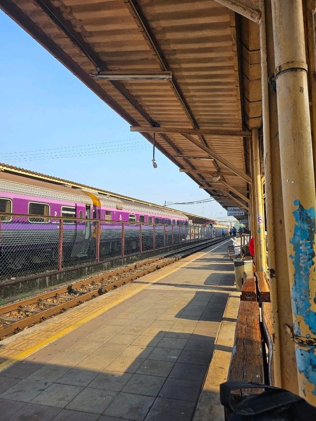 สถานีรถไฟสุราษฎร์ธานี: ประตูสู่แดนใต้ 🚉