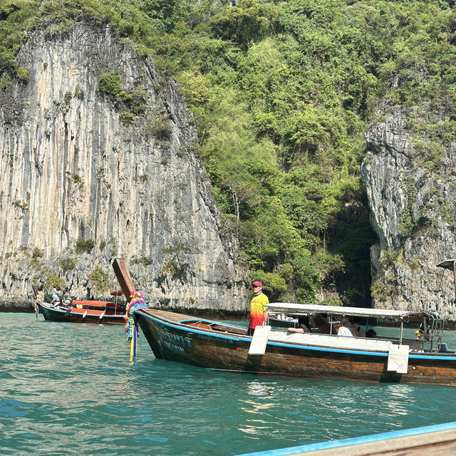 คาเฟ่ริมทะเลบนเกาะพีพี ลงเรือปุ๊บ เข้าคาเฟ่ได้เลย