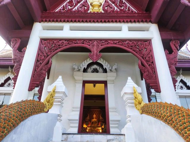 พระบรมธาตุเจดีย์ ตั้งอยู่บนยอดดอยสูงสุดของแม่สลอง