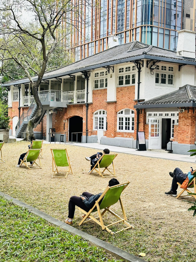 🇭🇰 鬧市中的古老建築，有小植物園草地，還可以睡覺🤣