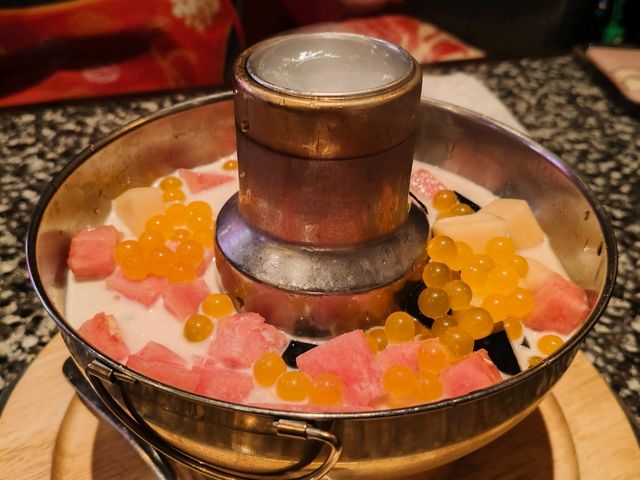 一間非常摩登的火鍋店帶有懷舊而有趣的氣氛