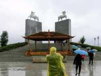 雨天遙望草原的英雄，內蒙古-成吉思汗陵園