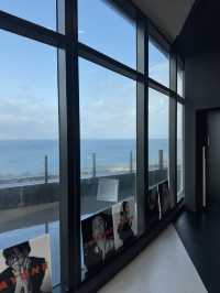 차분하고 고급스러운 분위기의 제주 대형카페