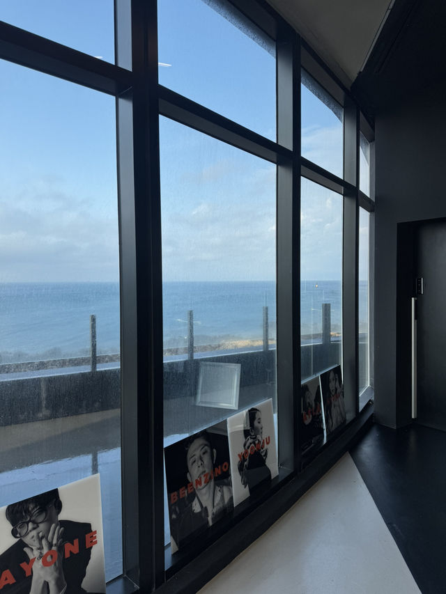 차분하고 고급스러운 분위기의 제주 대형카페