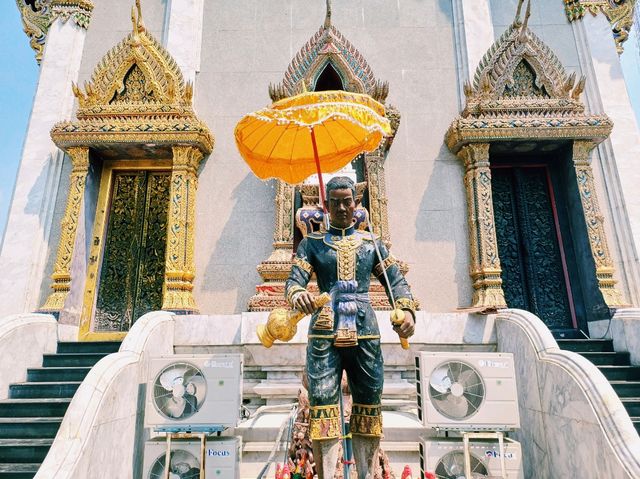 泰國曼谷市中心著名地標性寺廟景點：印卓威漢寺，十四世紀古跡寺廟，32米高金色雕像，適合打卡拍照📸冥想