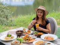 ร้านอาหารกึ่งคาเฟ่ บรรยากาศริมน้ำสุดชิค