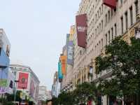Eat, shop, and stroll around the city’s landmarks on ‘Nanjing Road’ in Shanghai.🏫✨