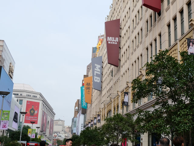 Eat, shop, and stroll around the city’s landmarks on ‘Nanjing Road’ in Shanghai.🏫✨