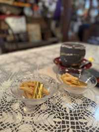 【北九州カフェ】猫が天井を歩く!?知る人ぞ知るレトロな喫茶店☕️