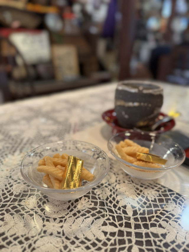 【北九州カフェ】猫が天井を歩く!?知る人ぞ知るレトロな喫茶店☕️