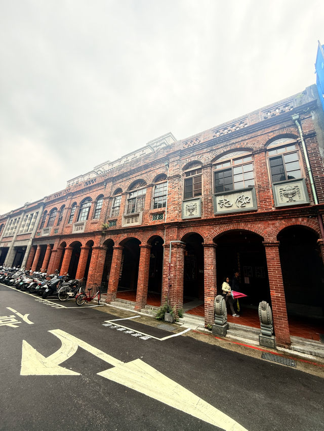 台北｜十連棟紅磚屋 第一進騎樓記錄迪化街百年風華