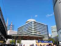[🇯🇵東京] 都会の交差点でひと息──有楽町駅前広場で感じる日常と非日常