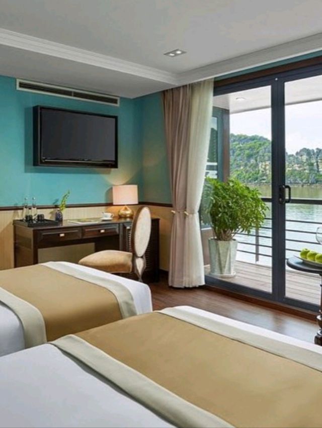 ⛵🦢 Sail into Paradise: My Swan Cruise in Halong Bay! 🦢⛵