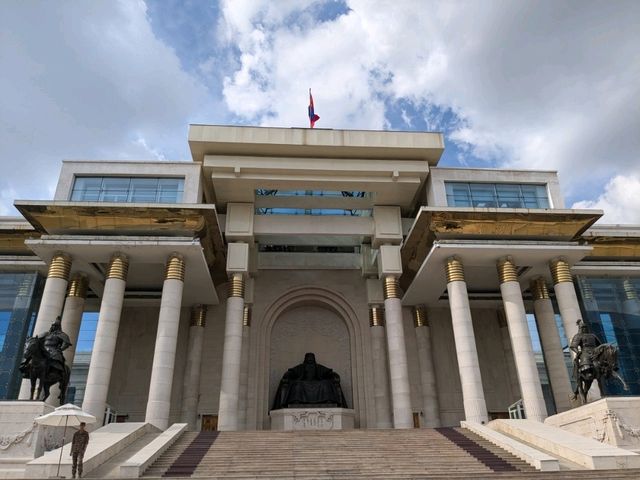 【モンゴル🇲🇳】ウランバートルの中心スフバートル広場