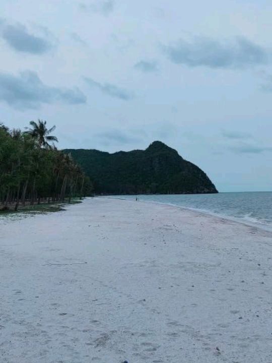 หาดสามพระยา