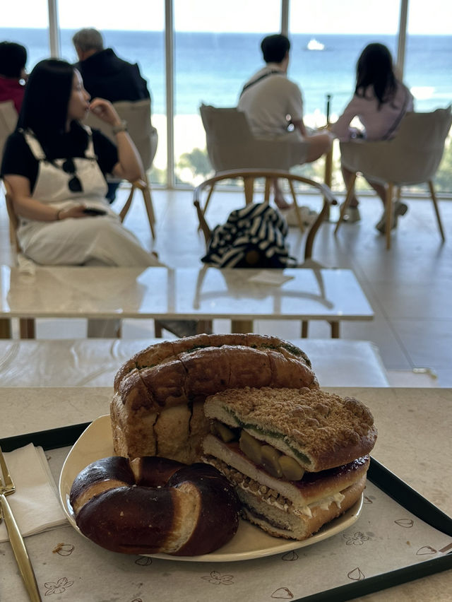반짝반짝 빛나는 아름다운 삼척해변을 보며 🌅빵과 커피를 즐길 수 있는 삼척 카페여행가이드