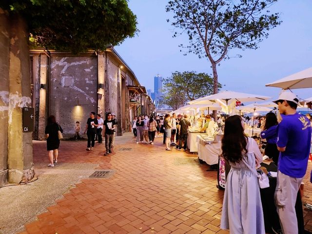 🎭【文青聖地】駁二園區：創意與味蕾的雙重冒險