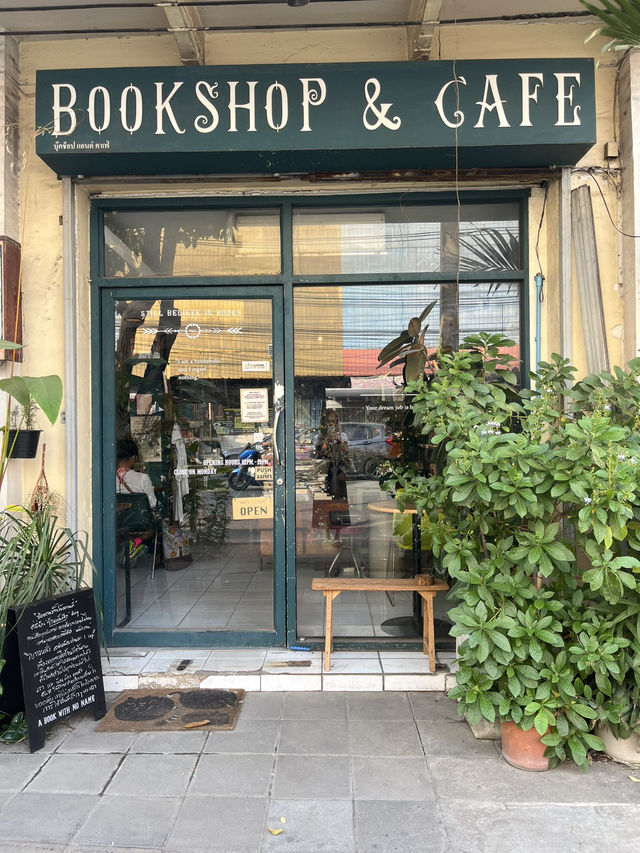 คาเฟ่ร้านหนังสือสุดฮีลใจ 📔🐈