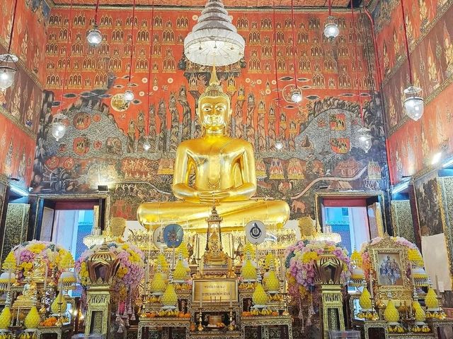 วัดภูเขาทอง (วัดสระเกศราชวรมหาวิหาร) ทองอร่าม