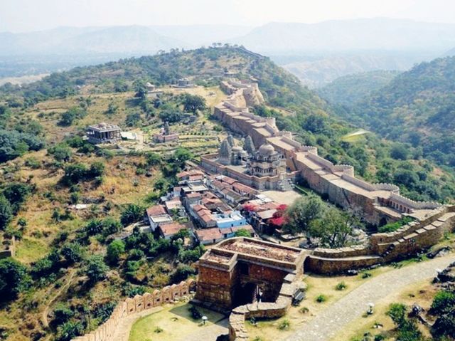 🏯 Kumbhalgarh: The Fortress That Touched the Sky and Echoed a Kingdom’s Spirit