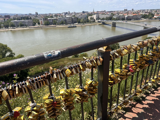 【Petrovaradin Fortress Clock】 ノヴィサドの象徴！ゆったり流れるドナウ川を見下ろす絶景