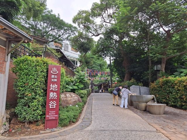 北投地熱谷是一處大自然與幻想交織的奇景地，來一趟不但能體驗天然地熱的壯觀