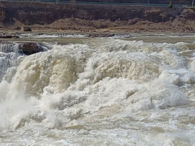 น้ำตกหูโข่วในแม่น้ำเหลือง (Hukou Waterfall) 