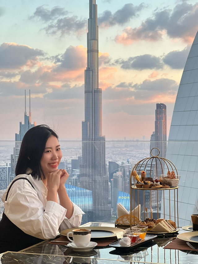 두바이에서 즐기는 세계 최고 높이 호텔의 애프터눈티🌆🍰