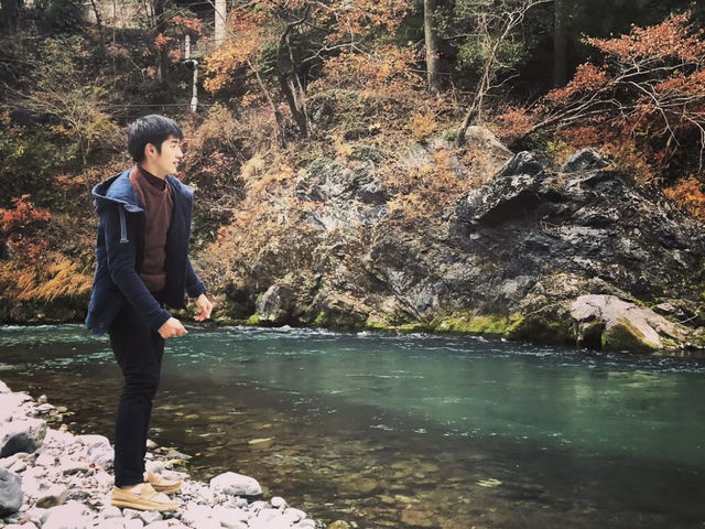 「東京近郊秘境｜御岳溪谷的紅葉與清流」 