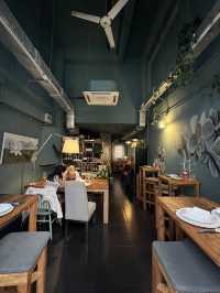 Bubbles & Wines delivers a charming and flavorful escape from the city’s pace.