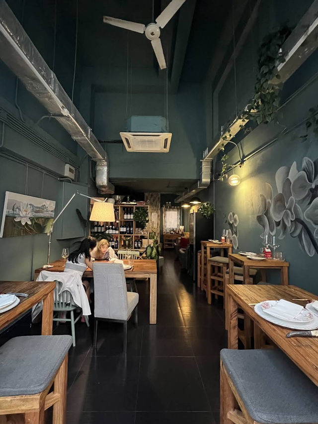 Bubbles & Wines delivers a charming and flavorful escape from the city’s pace.