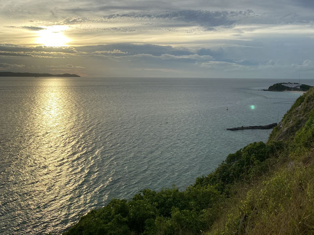 จุดชมวิวผาหน้ายักษ์ เกาะล้านน⛰️🌤️✨