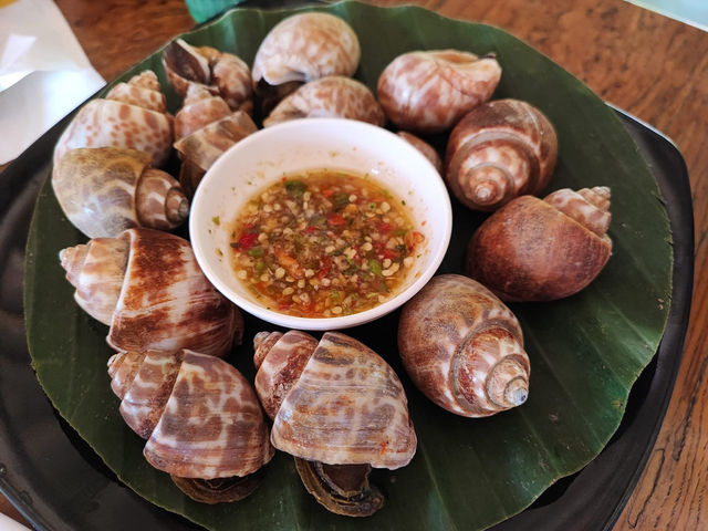 アムパワーで出会った、やさしい味のタイ料理。Khao Mai Pla Manで、静かな水辺のひとときを。🌿🍴
