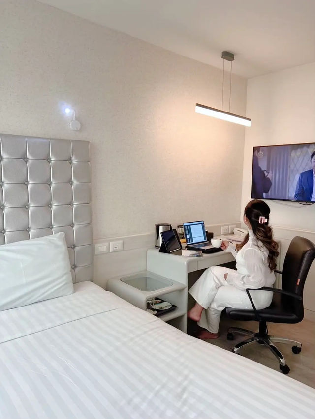 🛏️✨ นอนโรงแรมติด BTS ลาดพร้าว Justice Hotel