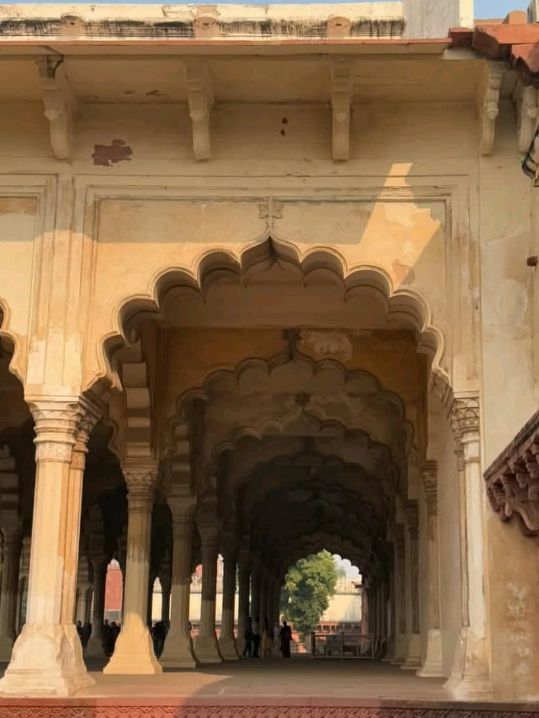  Agra Fort – The Silent Guardian of the Mughal Era 