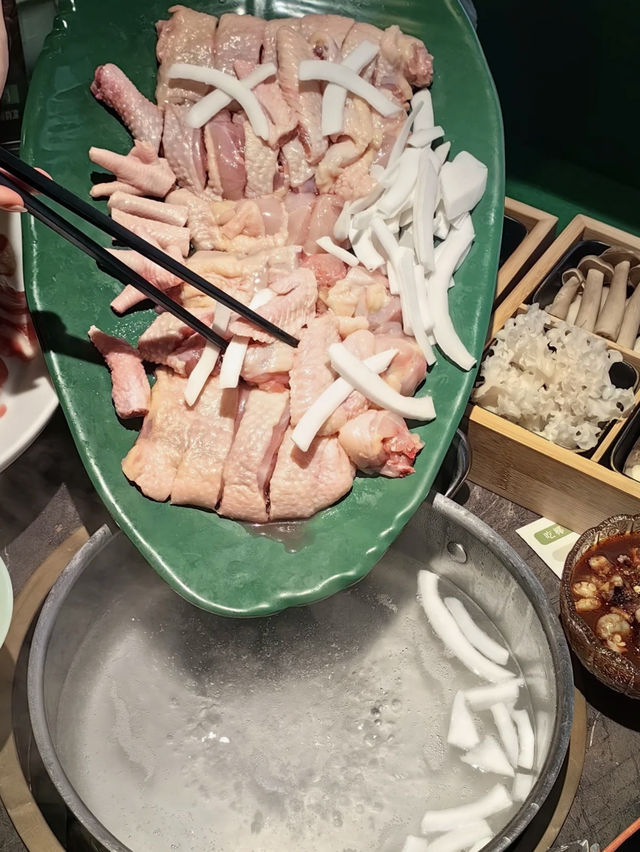 在熱帶雨林吃椰子雞先有海南雞感覺 💕 四季椰林椰子雞（金光華店） 