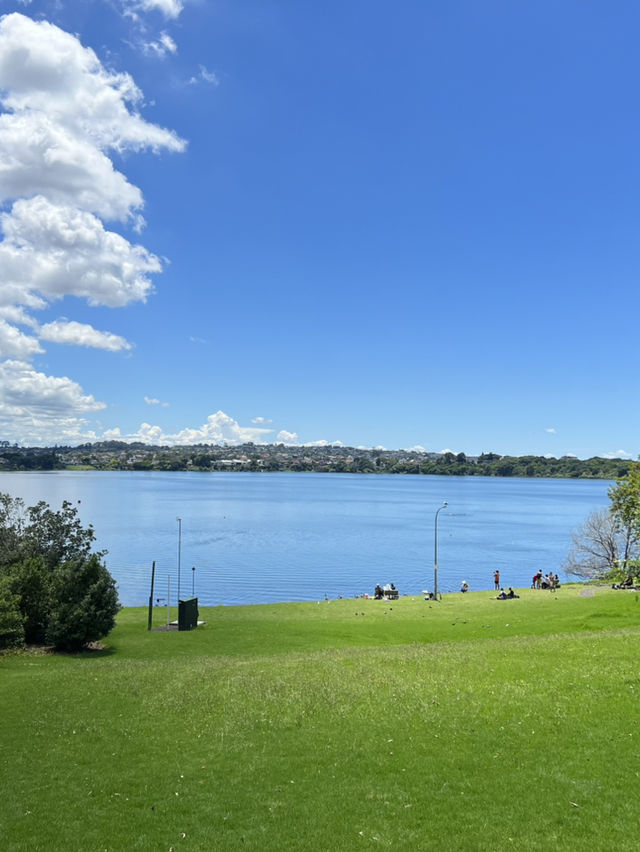 紐西蘭旅遊景點—💙 Lake Pupuke｜奧克蘭北岸的心形火山湖，城市裡的靜謐秘境 