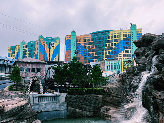 World’s Largest Welcome – First World Hotel Lobby Buzz