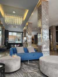 Concrete Calm in Bangkok’s Buzz, De Prime Awaits
