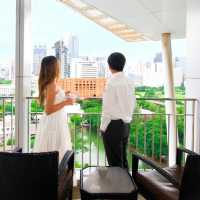 นอนโรงแรมหรูมีน้ำตกในสระว่ายน้ำร่มรื่น