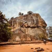 🏰✨ *Sigiriya Rock Fortress (සීගිරිය): Sri Lanka’s "Eighth Wonder of the World"* 🦁🌄