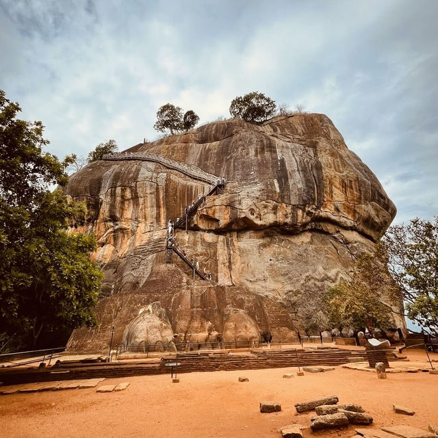 🏰✨ *Sigiriya Rock Fortress (සීගිරිය): Sri Lanka’s "Eighth Wonder of the World"* 🦁🌄