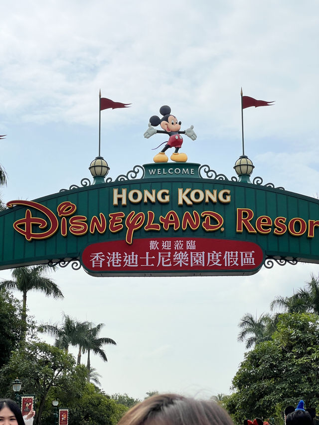 プレゼントってまさかの香港ディズニーランド🎁🎆🎠✨ プレゼントってまさかの香港ディズニーランド🎁🎆🎠✨