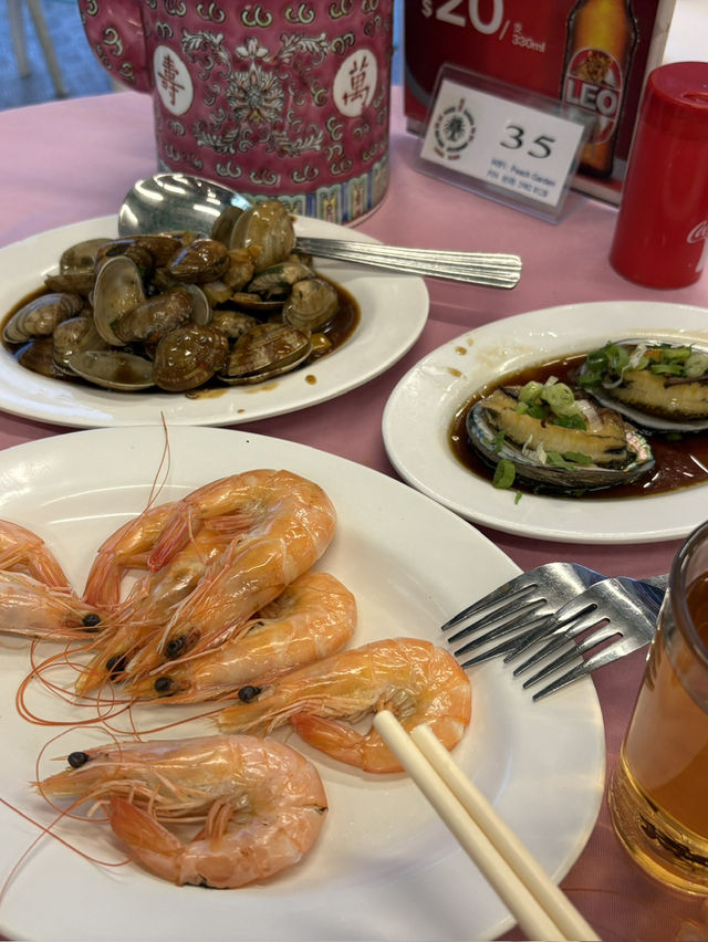 🏝️ 香港南丫島一日遊：從榕樹灣到索罟灣的海風與海鮮之旅！🌊✨